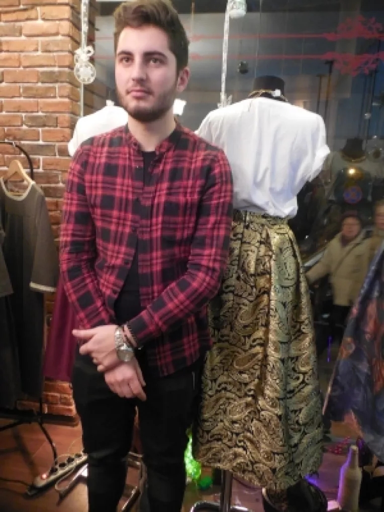 Alex Ciobanu, un tanar talentat din Republica Moldova, face ravagii cu creatiile sale, la Bucuresti