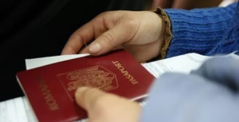 Americanii nu le dau vize romanilor pana cand Romania nu va da drumul la adoptii internationale