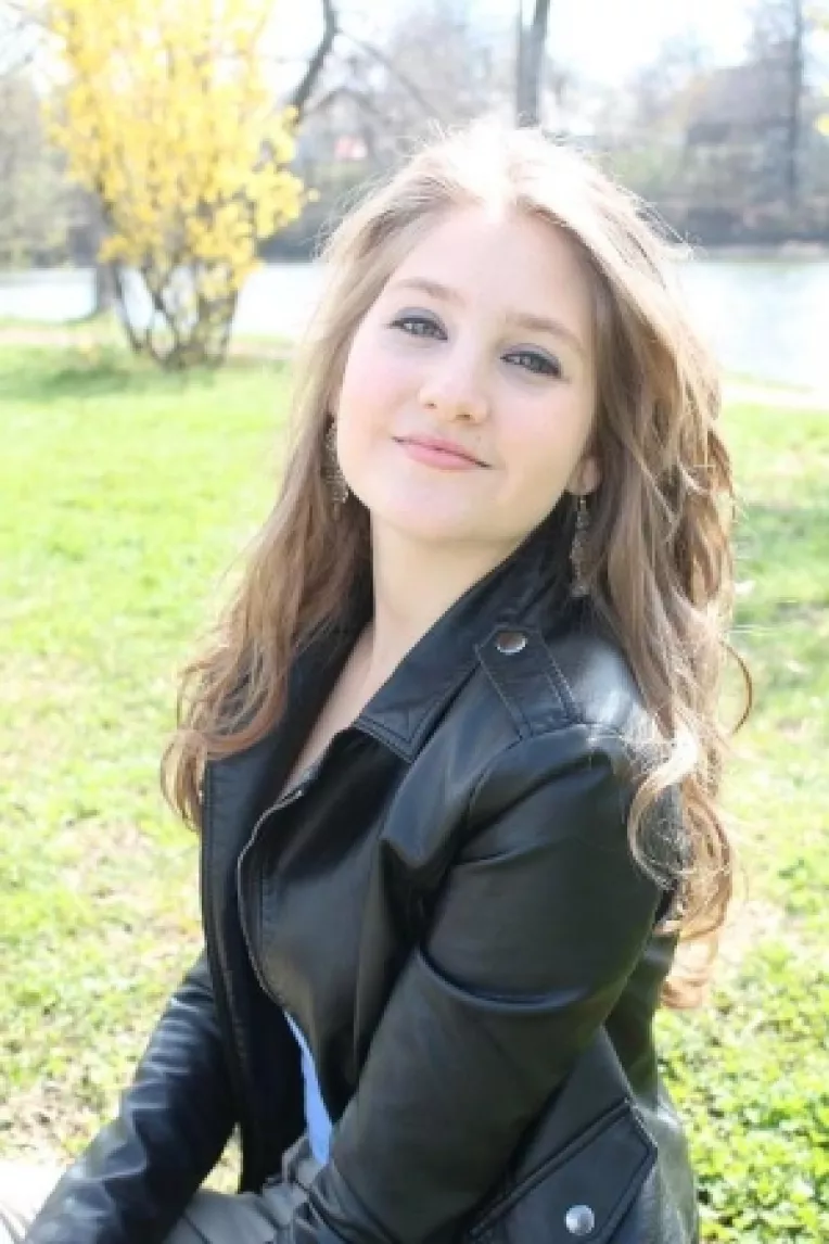 Ana Constantinescu, o adolescenta de 17 ani, care picteaza pe cele mai diverse suprafete