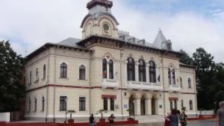 Angajatii CJ trag cu dintii de norma de hrana si de tinuta