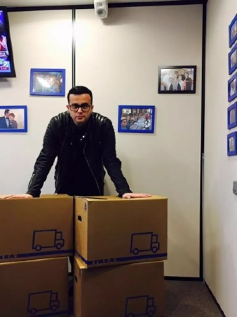 Antena 3 se muta de bunavoie: Mihai Gadea si-a impachetat 10 ani din viata in 4 cutii