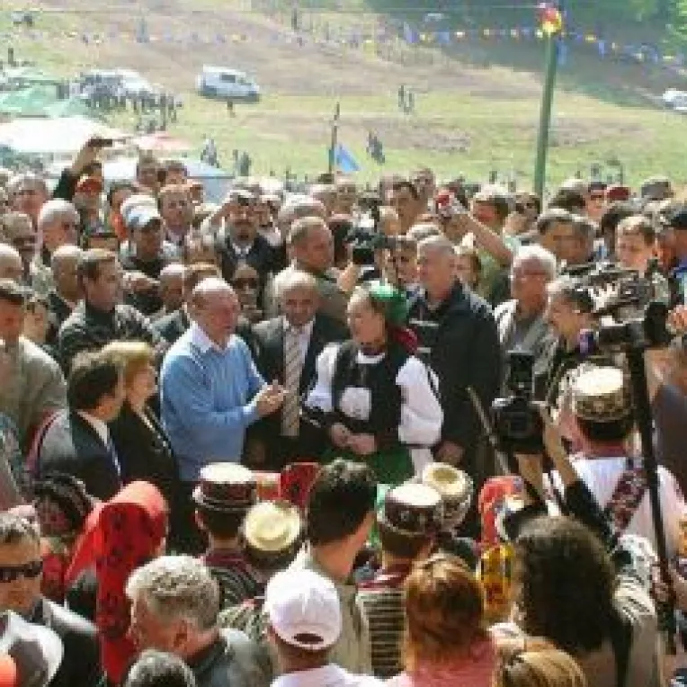 Antonescu ii acuza  pe Basescu si pe Geoana ca se comporta ca doi "patroni de festivaluri"