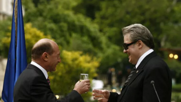 Basescu: Din nou la mana lui Corneliu Vadim Tudor, ca in 2004