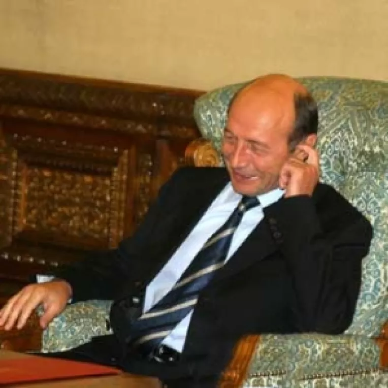 Basescu isi critica adversarii si in presa straina

