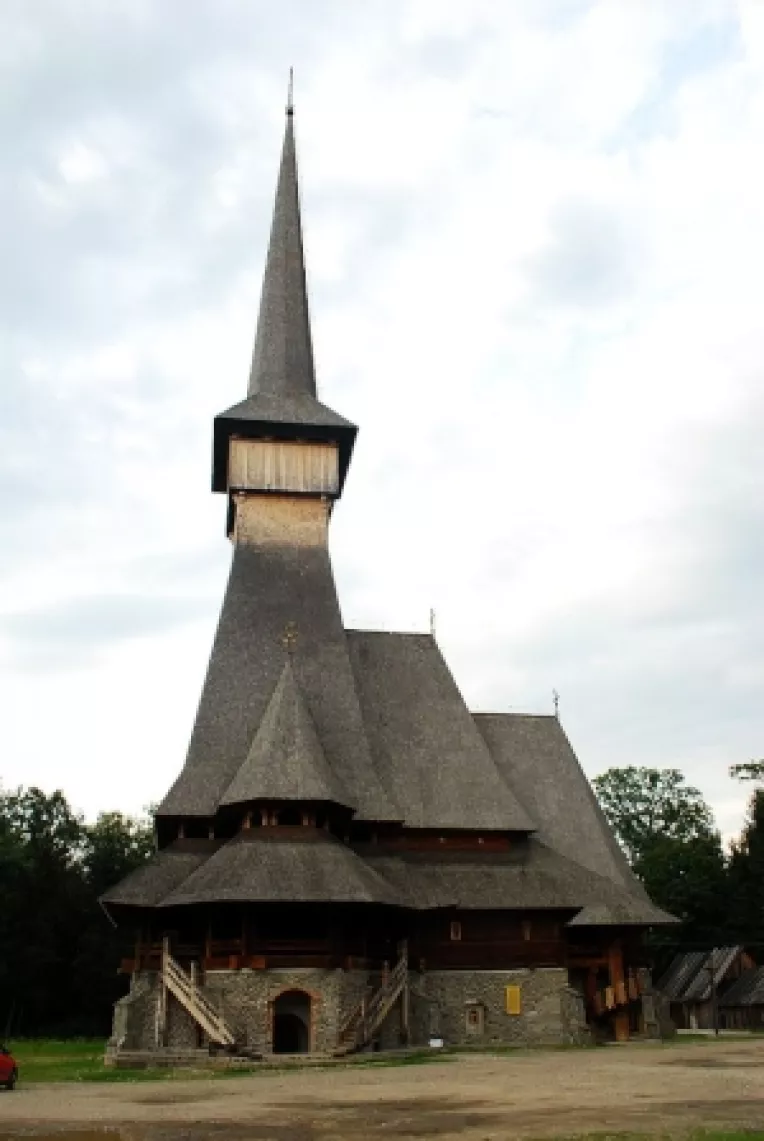 Biserica de lemn maramureseana de la Sapanta-Peri este mai inalta decat Statuia Libertatii din New-York