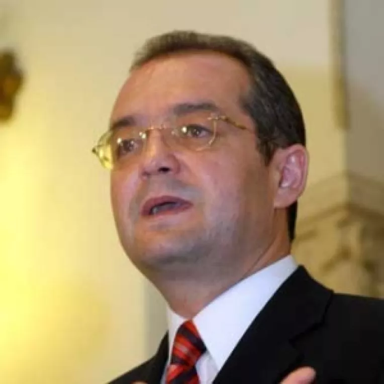 Boc reaminteste de semnaturile PSD si PNL pe proiectul uninominalului 
