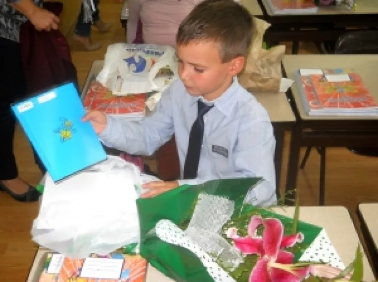 Carrefour a pregatit 42.000 de pachete cu surprize pentru elevii de clasa I