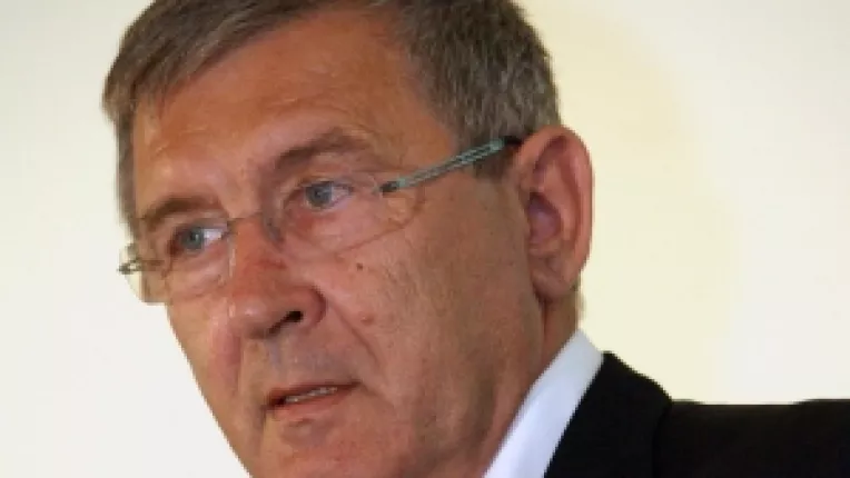 Ceausescu vs Basescu: Vasile Dancu masoara nostalgia dupa tineretea pierduta a romanilor