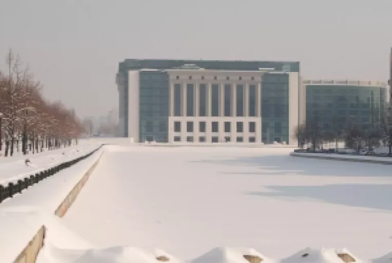 Cine va opreste sa mergeti la superba Biblioteca Nationala?