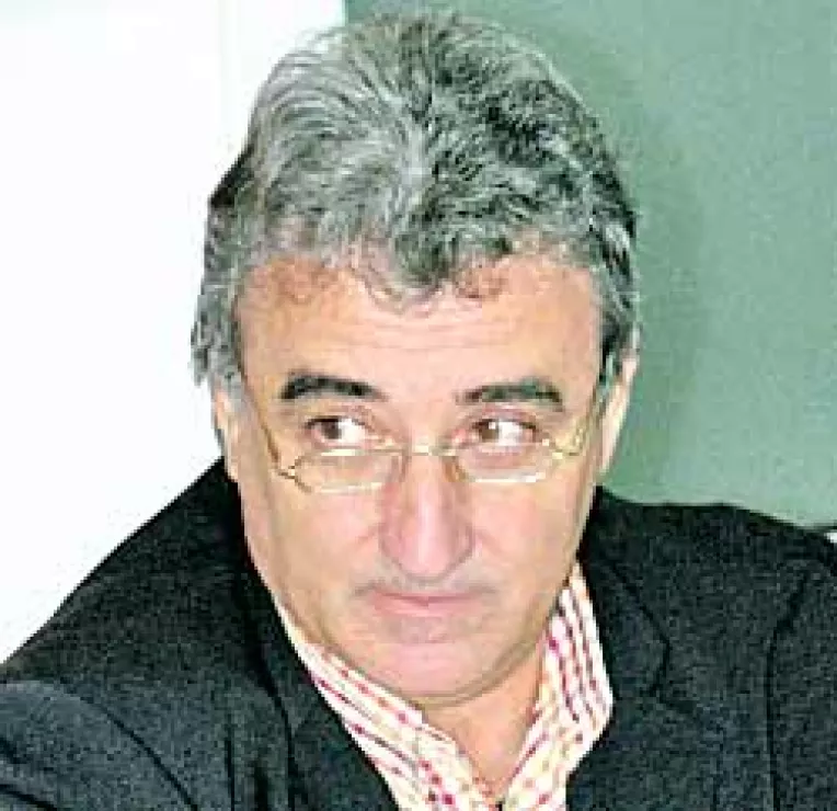 Comanici vrea sa mature sala de judecata cu parul cret al deputatului