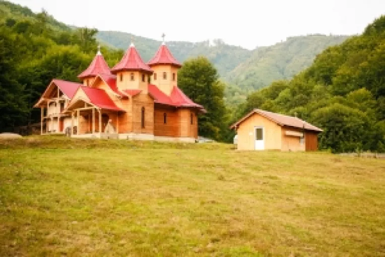 Cornel Nistoresu povesteste cum a trait noaptea de Inviere undeva, intr-un schit pierdut, in Muntii Orastiei