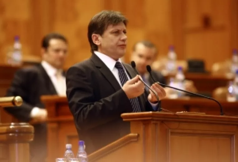 Crin Antonescu si-a lansat candidatura intr-o cafenea, sustinut de Sorin Oprescu