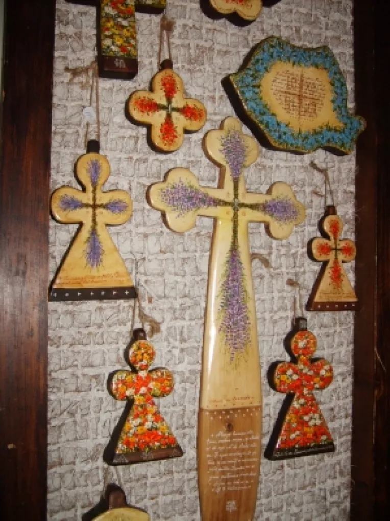 Crucifixuri din lemn pictate, la Muzeul Taranului Roman