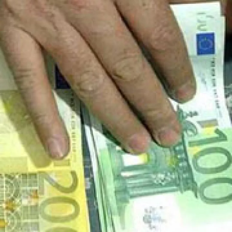 Dezastrul financiar continua:
Leul se depreciaza luni la 3,7 lei/euro, iar Bursa isi suspenda tranzactiile
