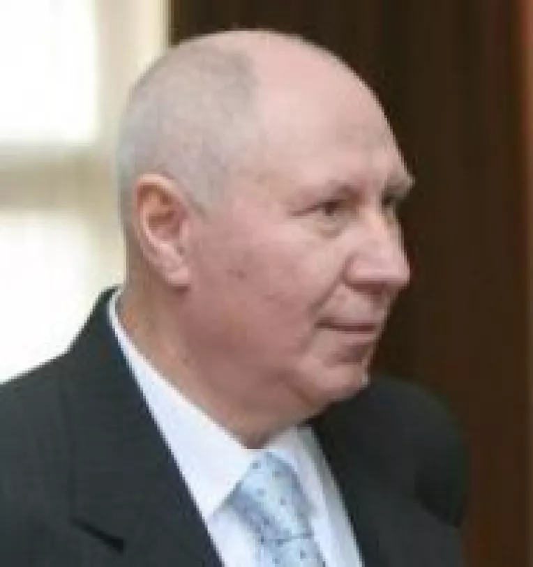 Dilema: Il impuscam sau nu pe pianist?