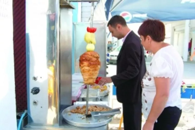 Dima nu vrea multi detasati. Turistii din Eforie sunt serviti cu muste, paianjeni si fire de par