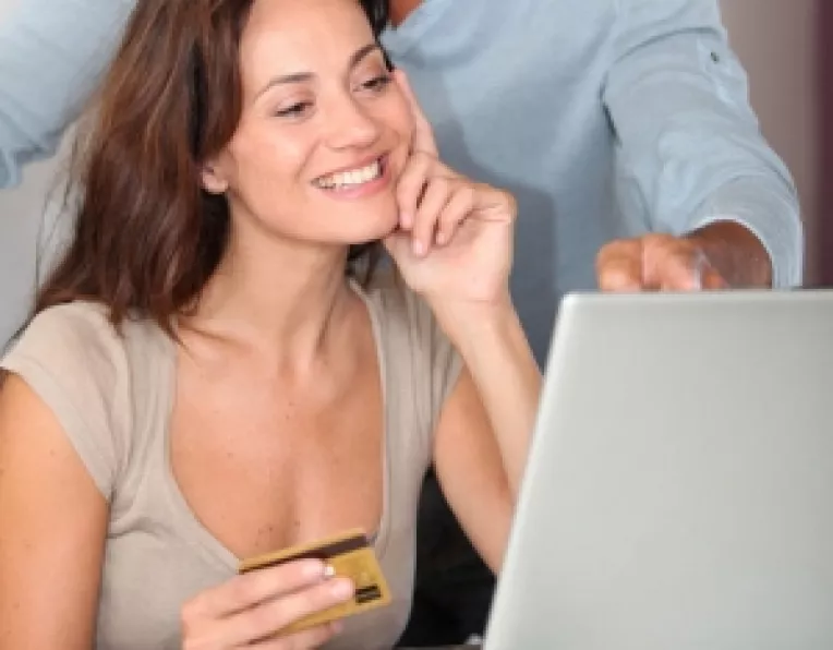 Doar 4% dintre romani cumpara  produse si servicii de pe internet