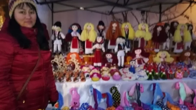 Doina Khalvati da viata personajelor din povestile lui Ion Creanga, la Targul de Craciun din curtea MTR