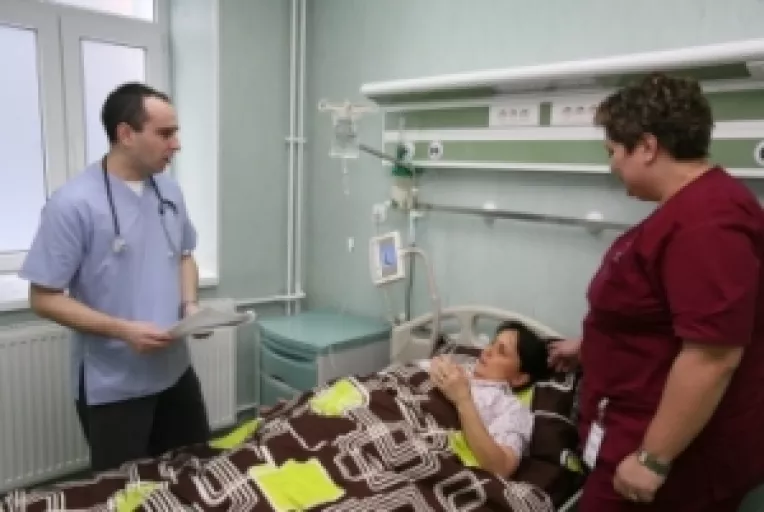 Dr. Dragos Median, medic specialist oncologie medicala: "Este indicat ca bolnavul de cancer care face chimioterapie sa bea zilnic doi litri de apa!"