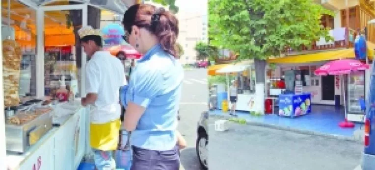 Dupa mancare stricata, inca o "surpriza". Munca la negru in jegul de terasa din Eforie Nord