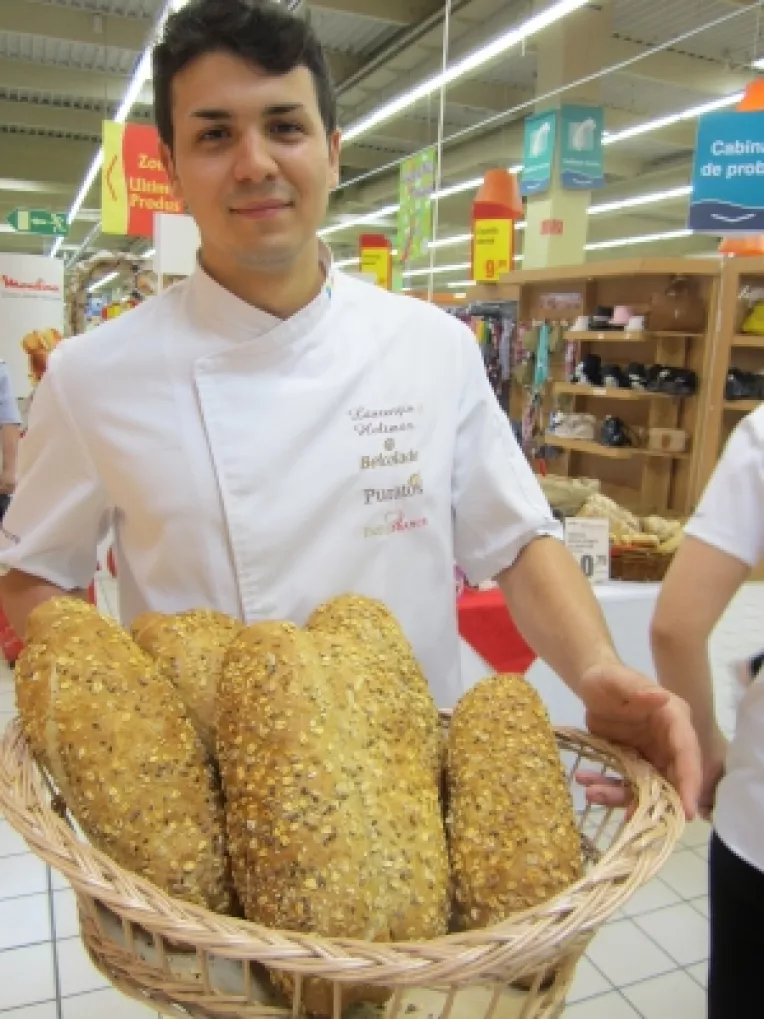 Evenimentul "Sarbatoarea Painii" derulat de catre hipermachetul Cora Romania 