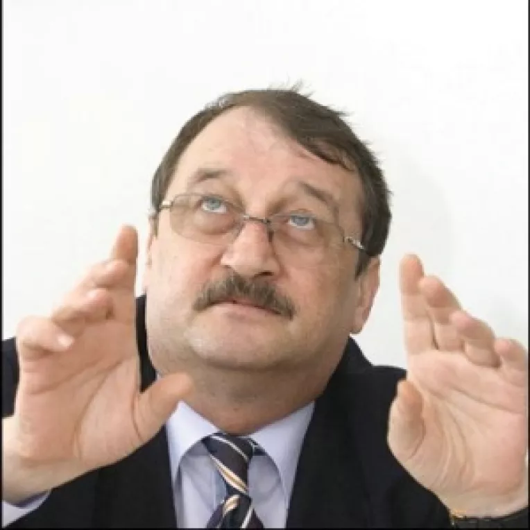 Familia Basescu: Mircea, fratele lui Traian, presedintele Romaniei, a renuntat la calitatea de actionar la firma cu profil militar