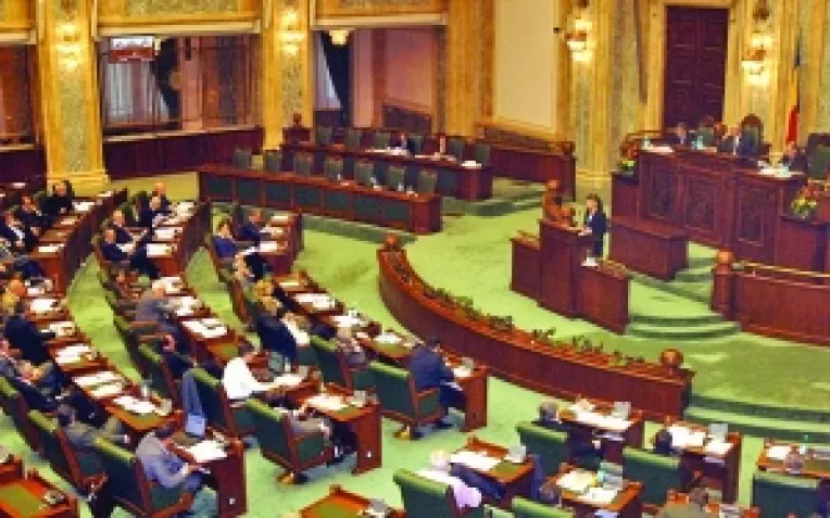 Functionari cu salarii mai mari decat parlamentarii