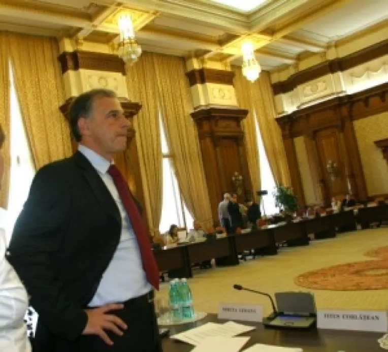 Geoana castiga mai putin decat sotia lui