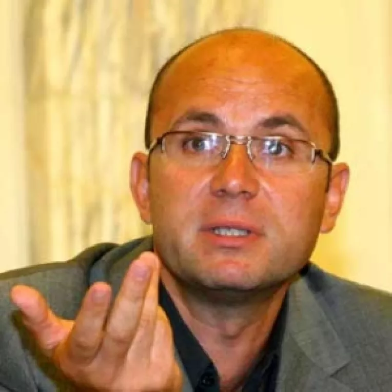 Gusa nu are cu cine sa se alieze
