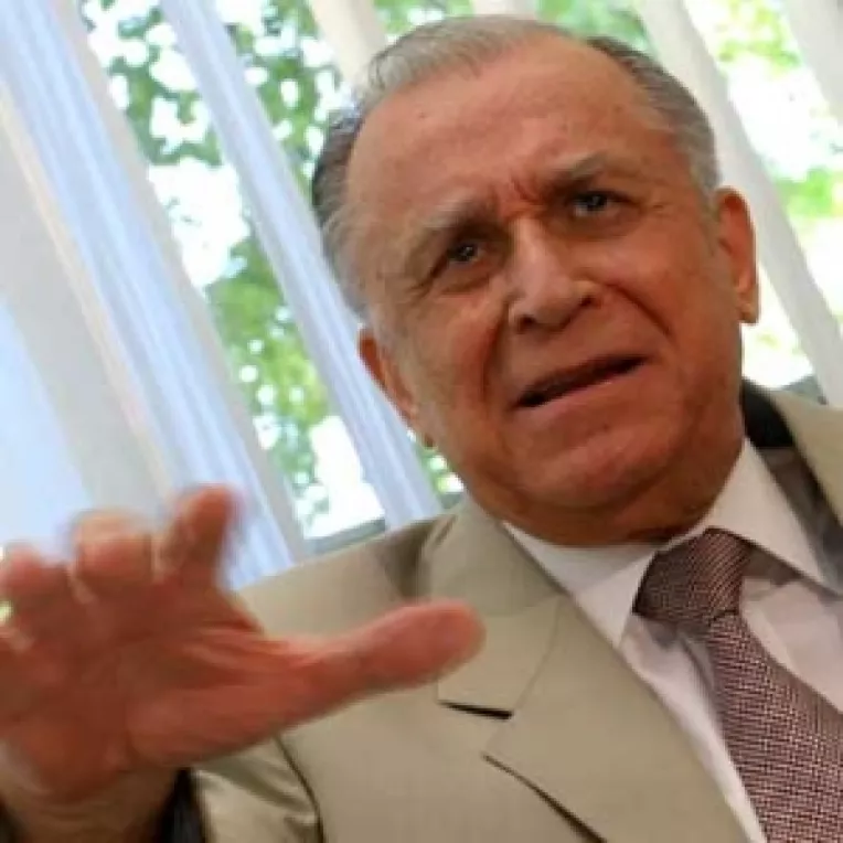  Iliescu, banuit ca ar fi facut parte dintr-un serviciu secret militarizat  
