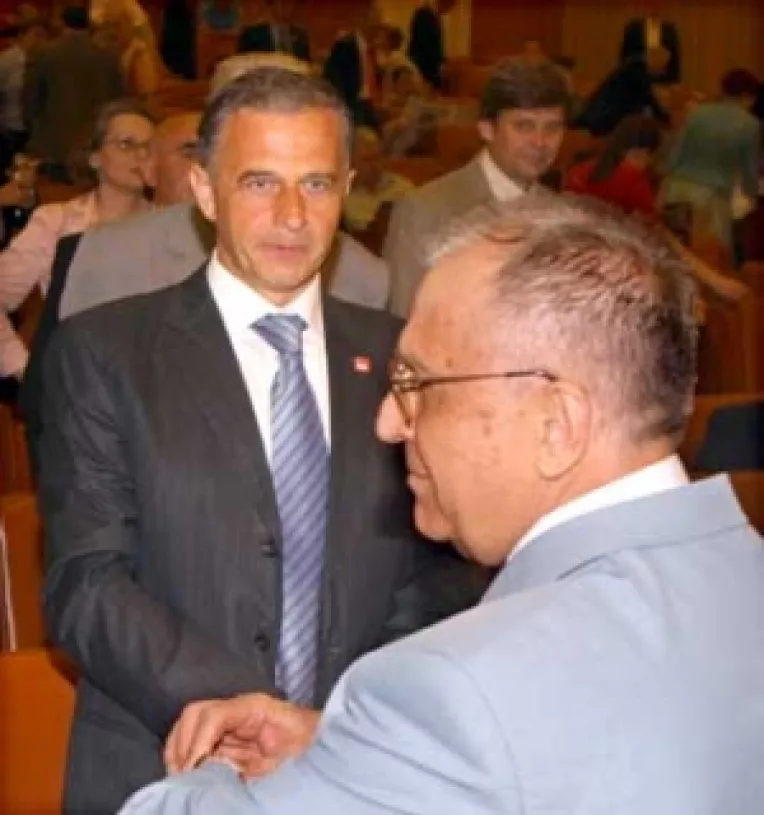 Iliescu si Geoana incep sa-si scoata rufele in public