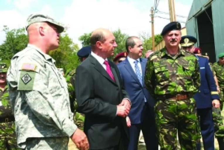 In mijlocul americanilor. Basescu a vizitat baza militara de la Kogalniceanu