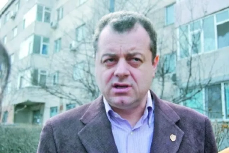 In timp ce Filisan si-a luat zborul inapoi spre afaceri, Banias spune ca PSD nu-l vrea pe Corbu in Consiliul Judetean