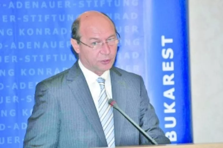 Informatii cu "zero erori" catre Presedintie si CSAT. Basescu a laudat SRI dupa sedinta de bilant a institutiei