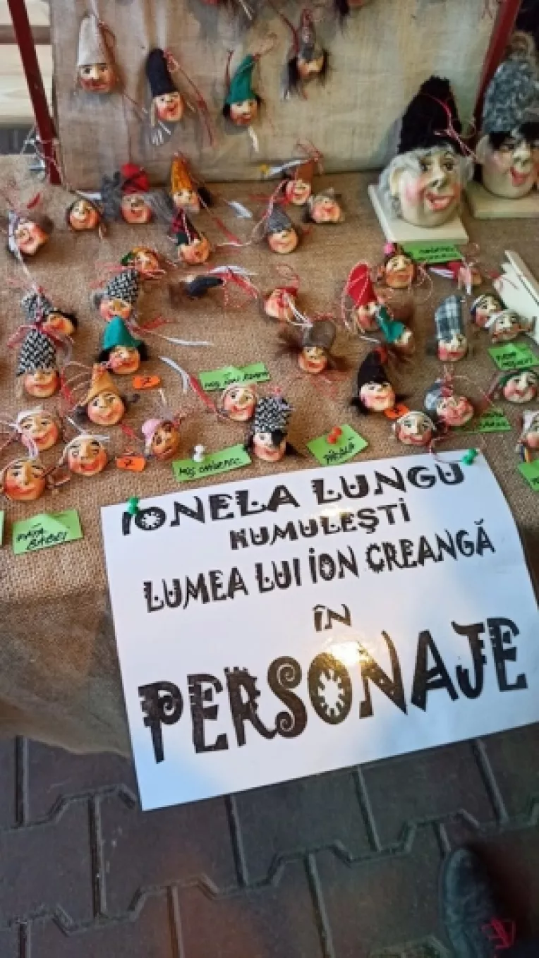 Ionela Lungu, mester popular din Humulesti, creeaza martisoare insiprate de personajele lui Ion Creanga