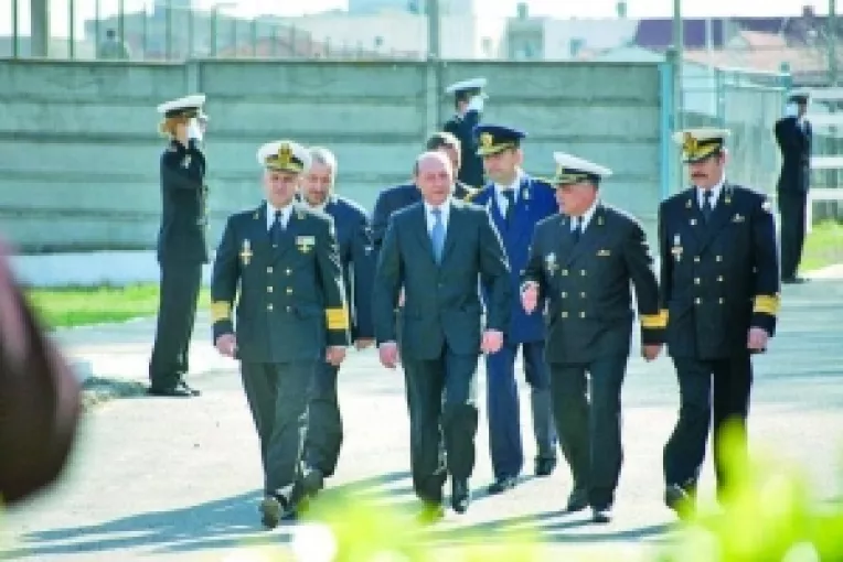 La oficializarea cooperarii dintre Liga Navala Romana si cea a Statelor Unite, comandantul Basescu si-a adus aminte de peripetiile pe mare