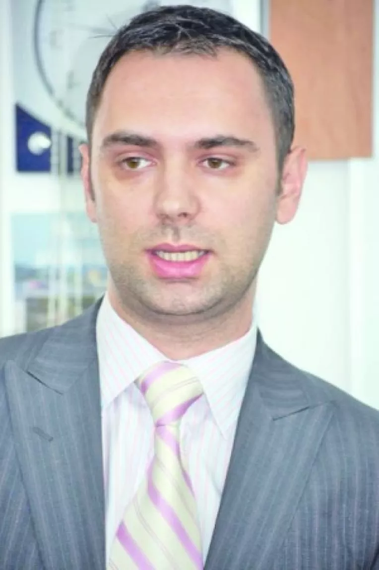 Noul sef al Regionalei pentru Protectia Consumatorilor, Dima isi sprijina coatele in biroul cumparat de Voineagu