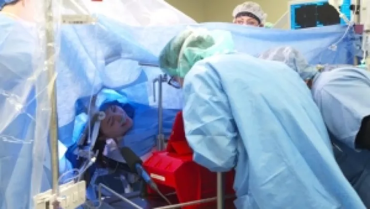 O femeie a cantat la vioara in timp ce doctorii ii scoteau o tumoare ein creier