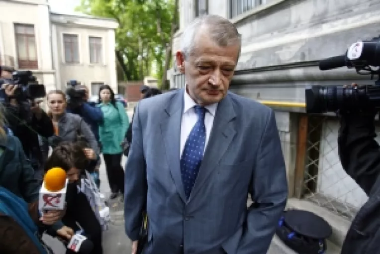 Oprescu si-a luat concediu fara plata de la Senat