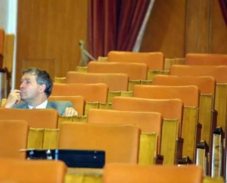 Parlamentarii chiulesc la greu de la comisii
Statutul minoritatilor asteapta un raport din 2005 
