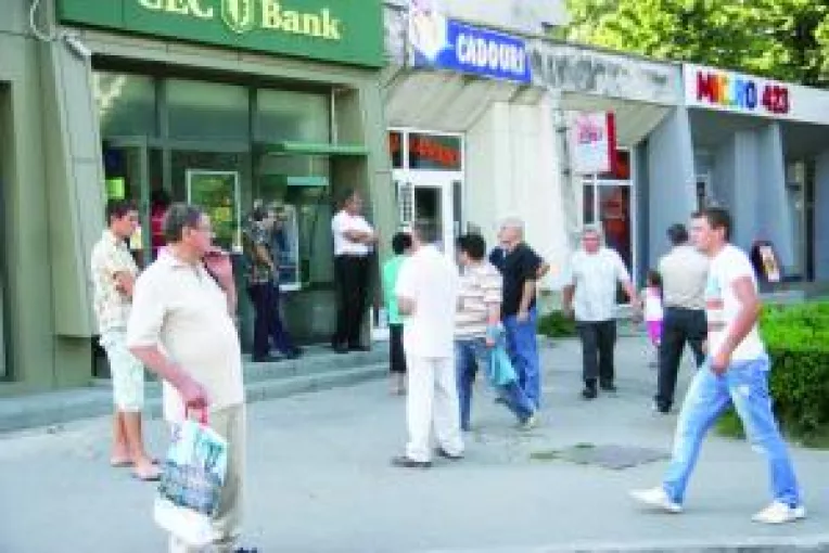 Pensionarii au luat cu asalt bancomatele