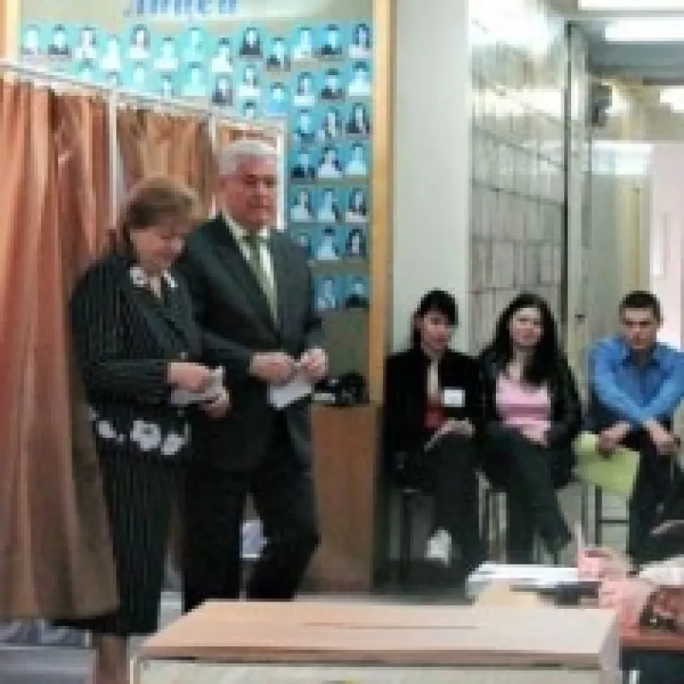 Pentru ca vinde tuica langa Scoala nr.3 din Navodari, Matei il pune pe Galbau sa isi transforme bodega in aprozar