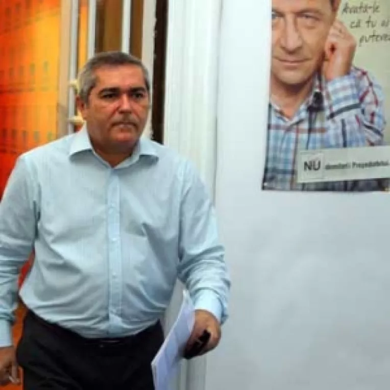 PNL, acuzat ca-si face campanie electorala pe bani publici
