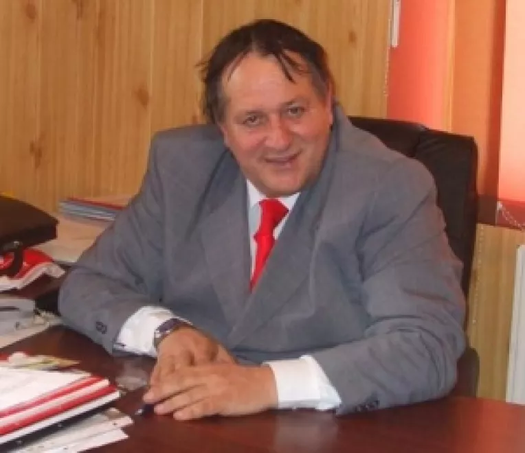 Primarul Ioan Suciu vrea sa-si dea demisia
Pedelistii si pesedistii din Ciobanu mai au putin si se omoara intre ei