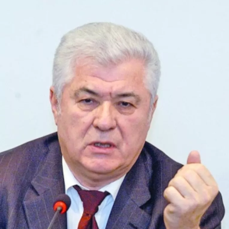 Romania acuzata de implicare in revoltele de la Chisinau
Din lipsa de strategie, Vladimir Voronin bate campii