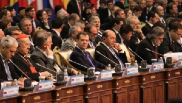 Seful statului a stat langa presedintele Rusiei, Dmitri Medvedev