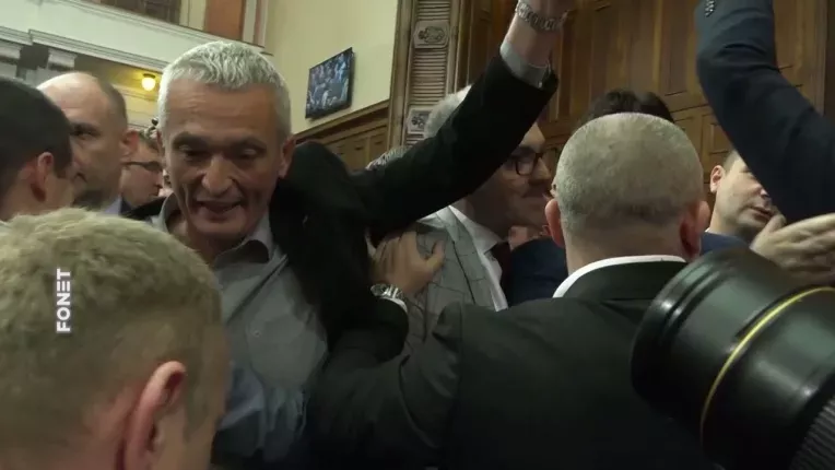 Serbia: Bataie si imbranceli in Parlament. Politicienii s-au lovit cu pumnii
