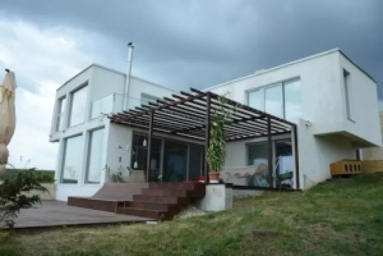 Simina si Lucian Lambrino ofera spre inchiriere sau vanzare o casa superba pe malul lacului Moara Vlasiei, in care au pus sufletul lor