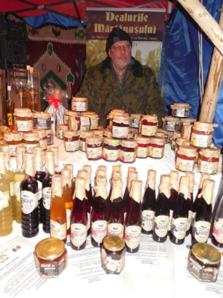 Siropurile lui Horia Fenechiu din judetul Covasna, cele mai cautate la targul traditional de la Universitate