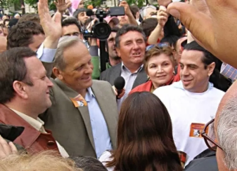 Stolojan nu cedeaza locul de europarlamentar